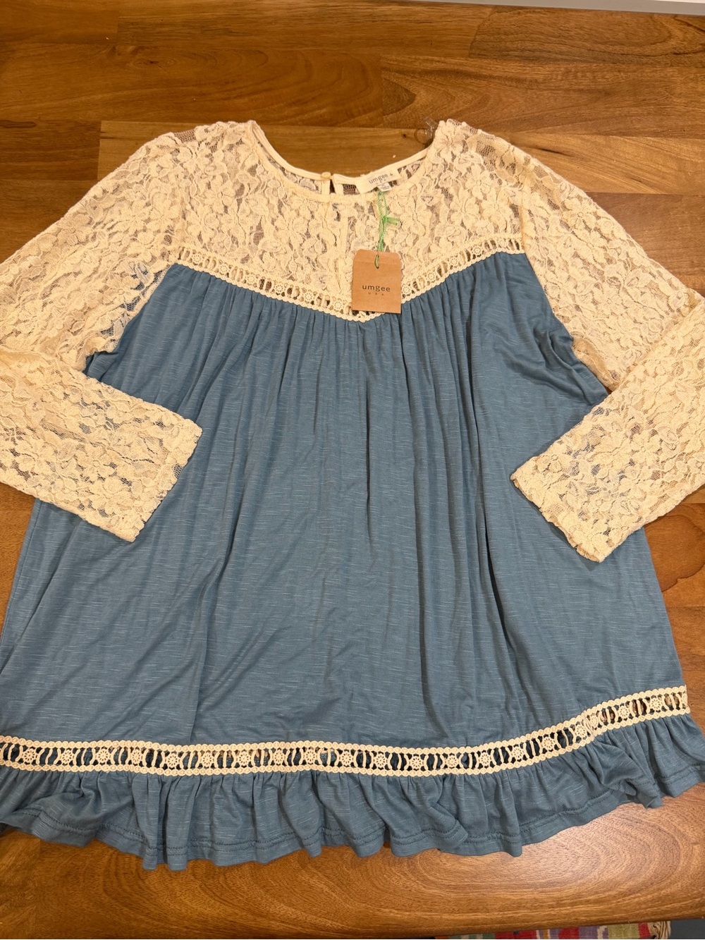 Umgee NWT Blue Tunic with Cream Lace Yoke and Sleeves Size XL